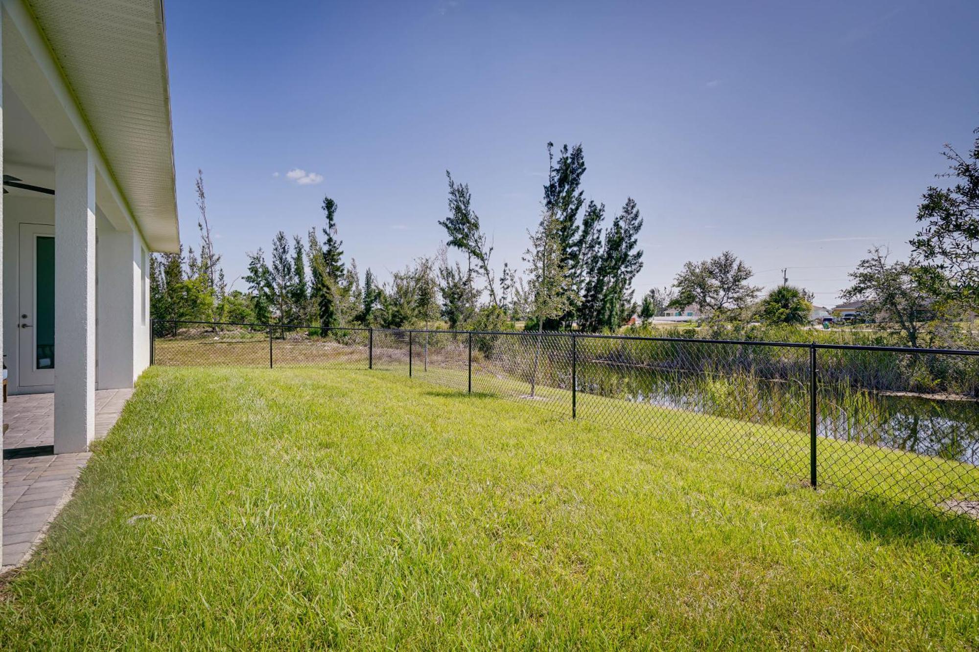 Canal-Front Cape Coral Vacation Rental With Patio! Exterior photo